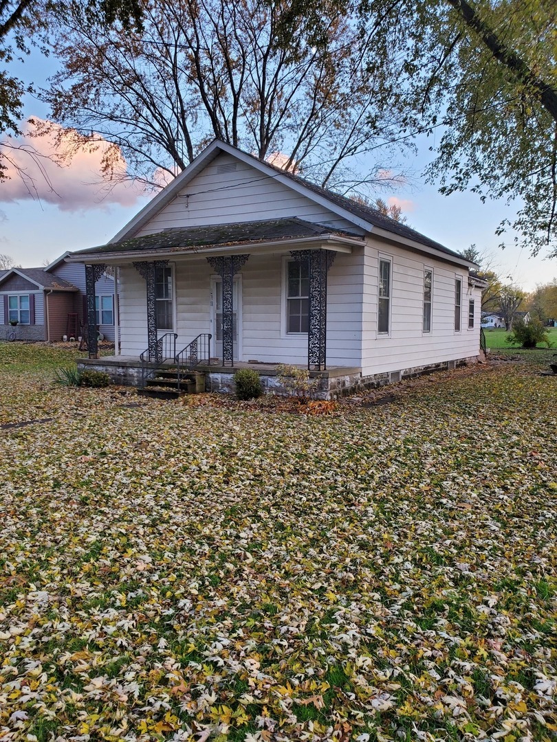 461 West Cermak Road Braidwood, IL 60408 - Photo 1 of 15 a front view of a house with a garden