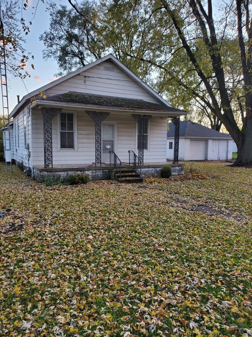461 West Cermak Road Braidwood, IL 60408 - Photo 2 of 15 a front view of a house with a garden