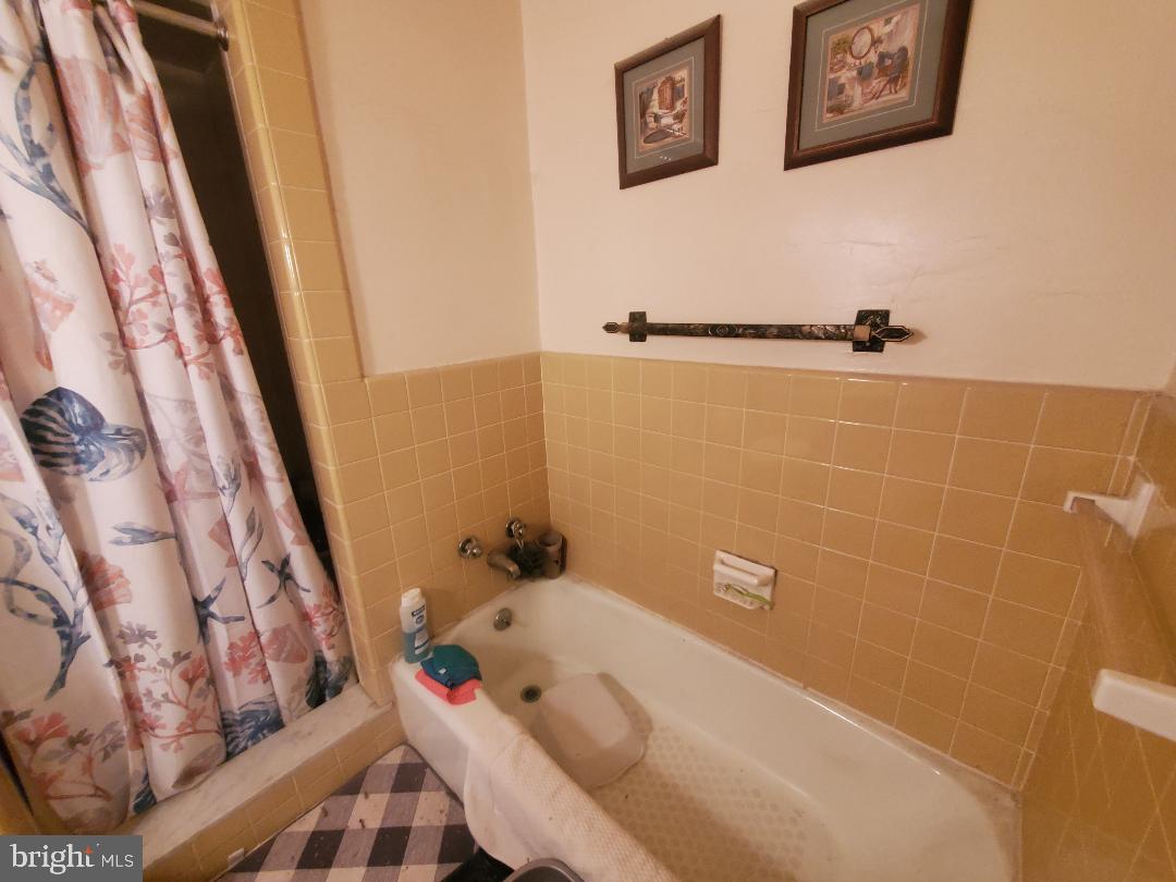 207 Avon Road Upper Darby, PA 19082 - Photo 19 of 29 a bathroom with a bathtub and shower