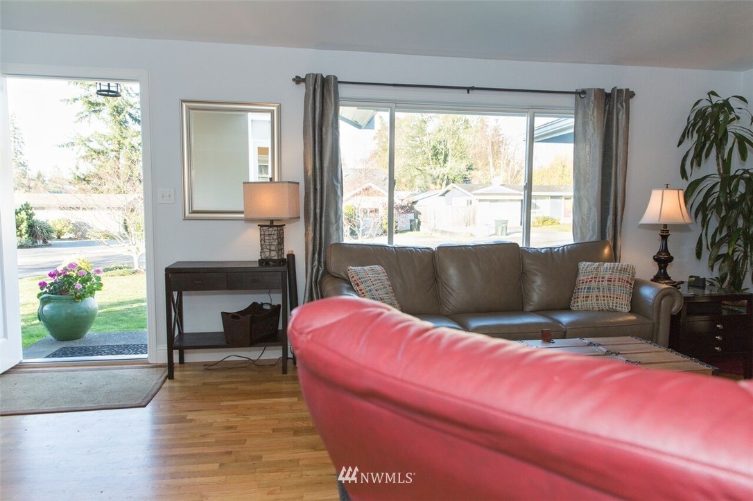 8916 217th Street Southwest Edmonds, WA 98026 - Photo 9 of 24 Gallery Image 9