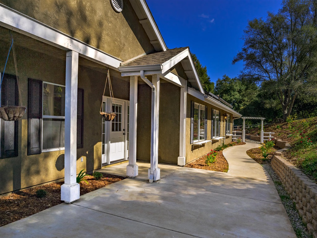 1055 Overbrook Lane Fallbrook, CA 92028 - Photo 3 of 24 Gallery Image 3