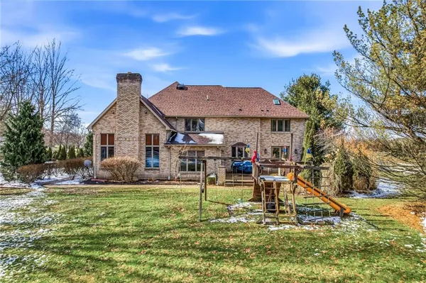 a view of a house with backyard