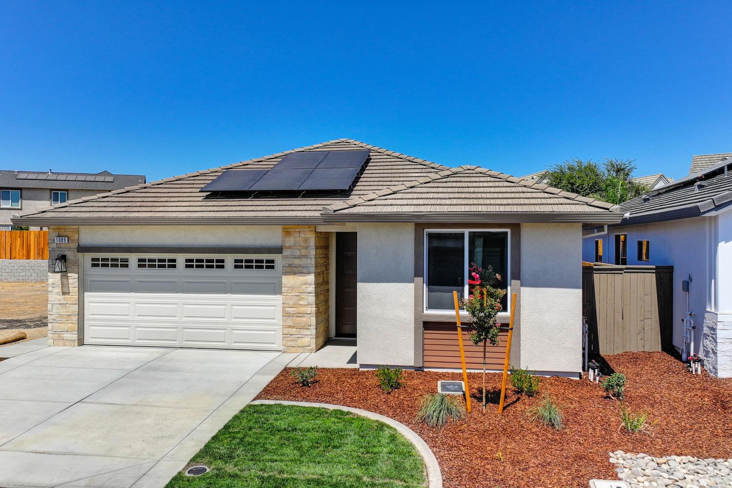 1089 Mallory Ridge Street Roseville, CA 95747 - Photo 1 of 36 a front view of a house with garden