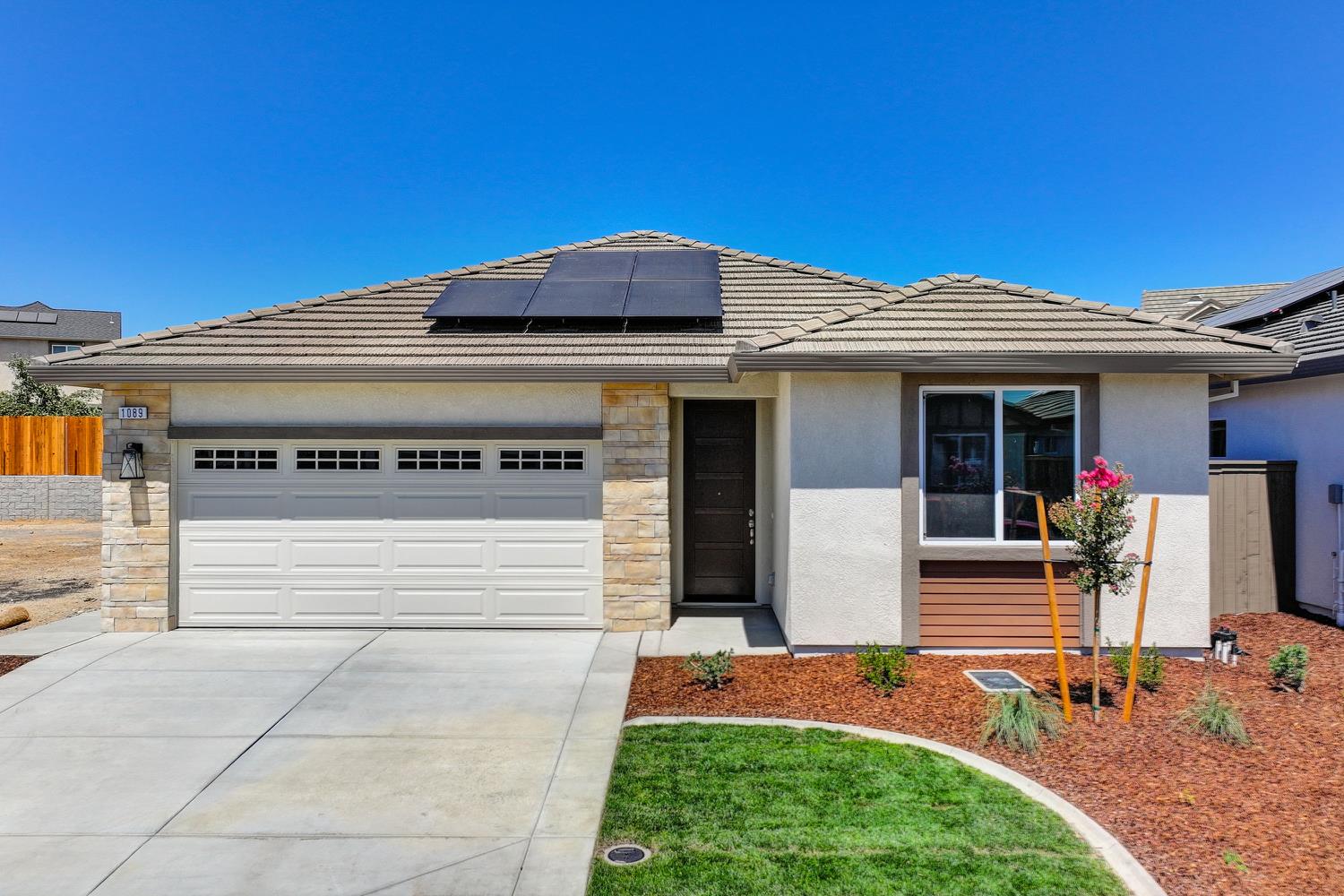 1089 Mallory Ridge Street Roseville, CA 95747 - Photo 2 of 36 a front view of a house with garden