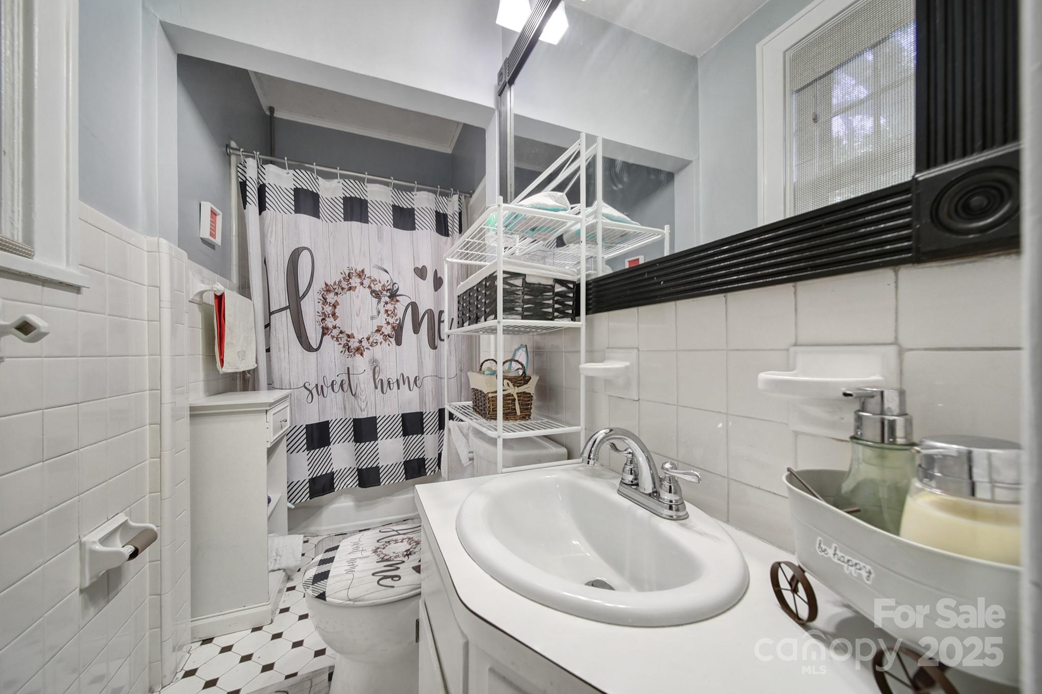 504 Chesterfield Avenue Lancaster, SC 29720 - Photo 18 of 24 a bathroom with a sink toilet and shower