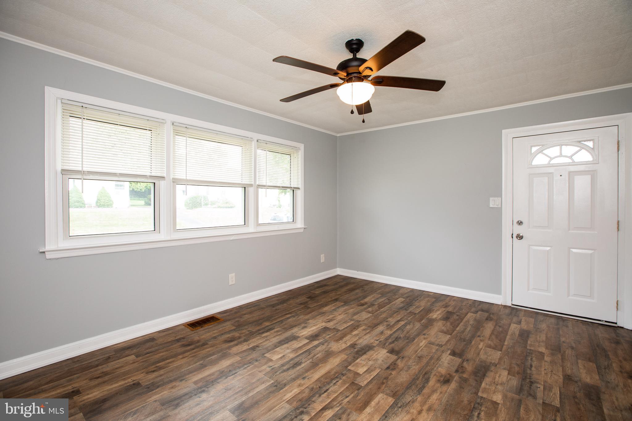 21 Downing Road Trenton, NJ 08628 - Photo 4 of 25 Living Room