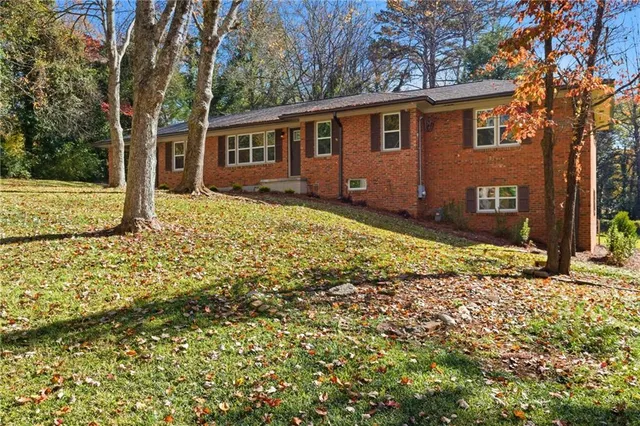 a view of a house with a yard