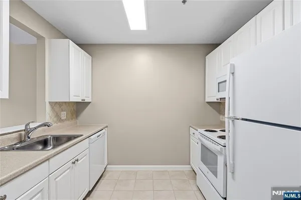 $2,700 | 905 River Road, Unit 307, Edgewater, NJ 07020