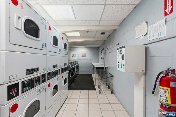 $2,700 | 905 River Road, Unit 307, Edgewater, NJ 07020