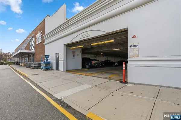 $2,700 | 905 River Road, Unit 307, Edgewater, NJ 07020