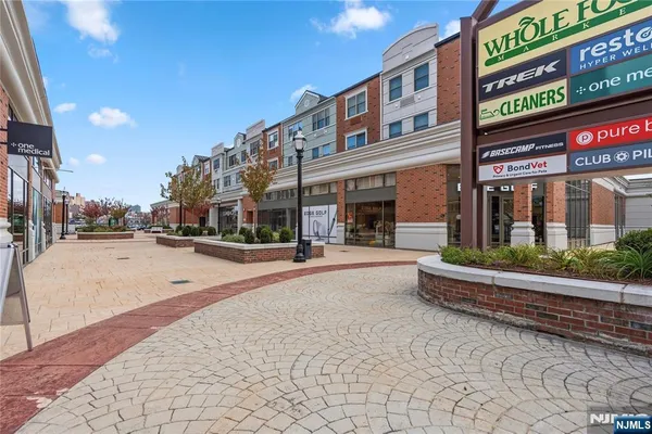 $2,700 | 905 River Road, Unit 307, Edgewater, NJ 07020