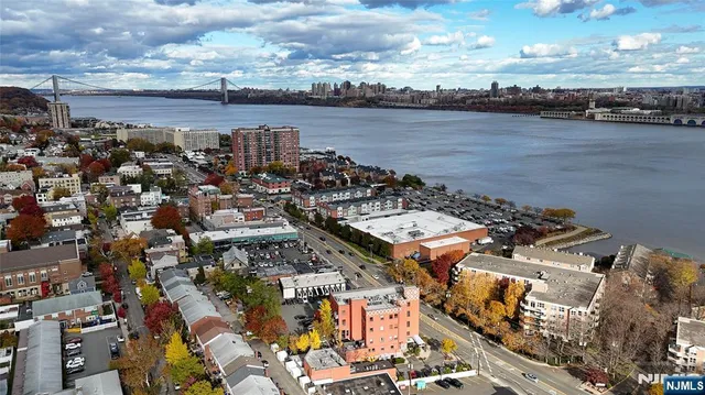 $2,700 | 905 River Road, Unit 307, Edgewater, NJ 07020