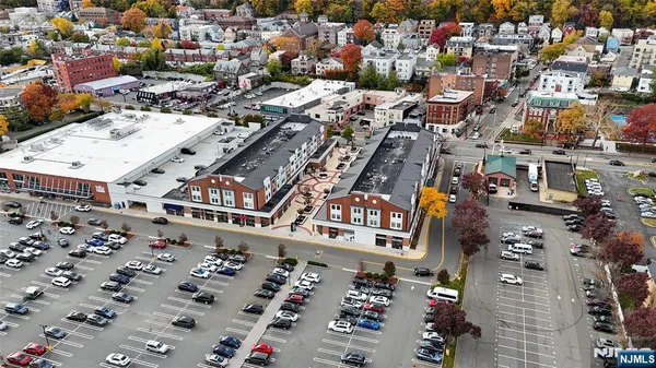 $2,700 | 905 River Road, Unit 307, Edgewater, NJ 07020