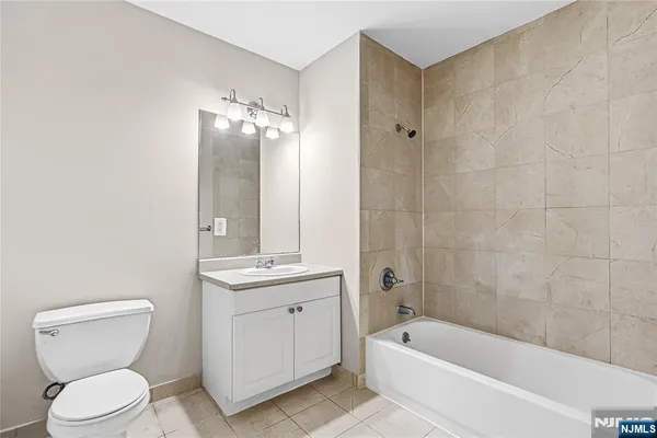 $2,700 | 905 River Road, Unit 307, Edgewater, NJ 07020