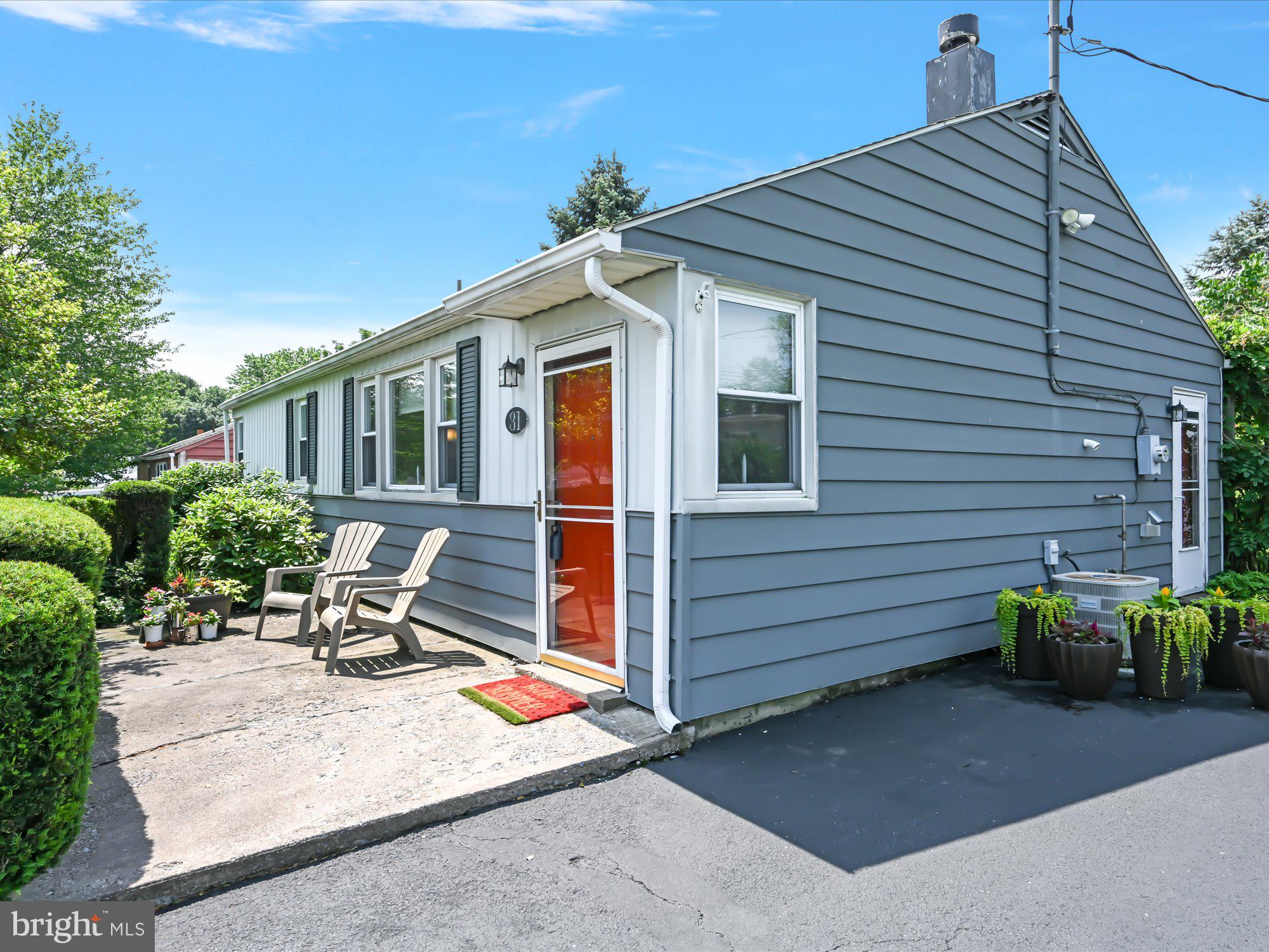 81 Arnold Road Enola, PA 17025 - Photo 4 of 25 Adorable front patio