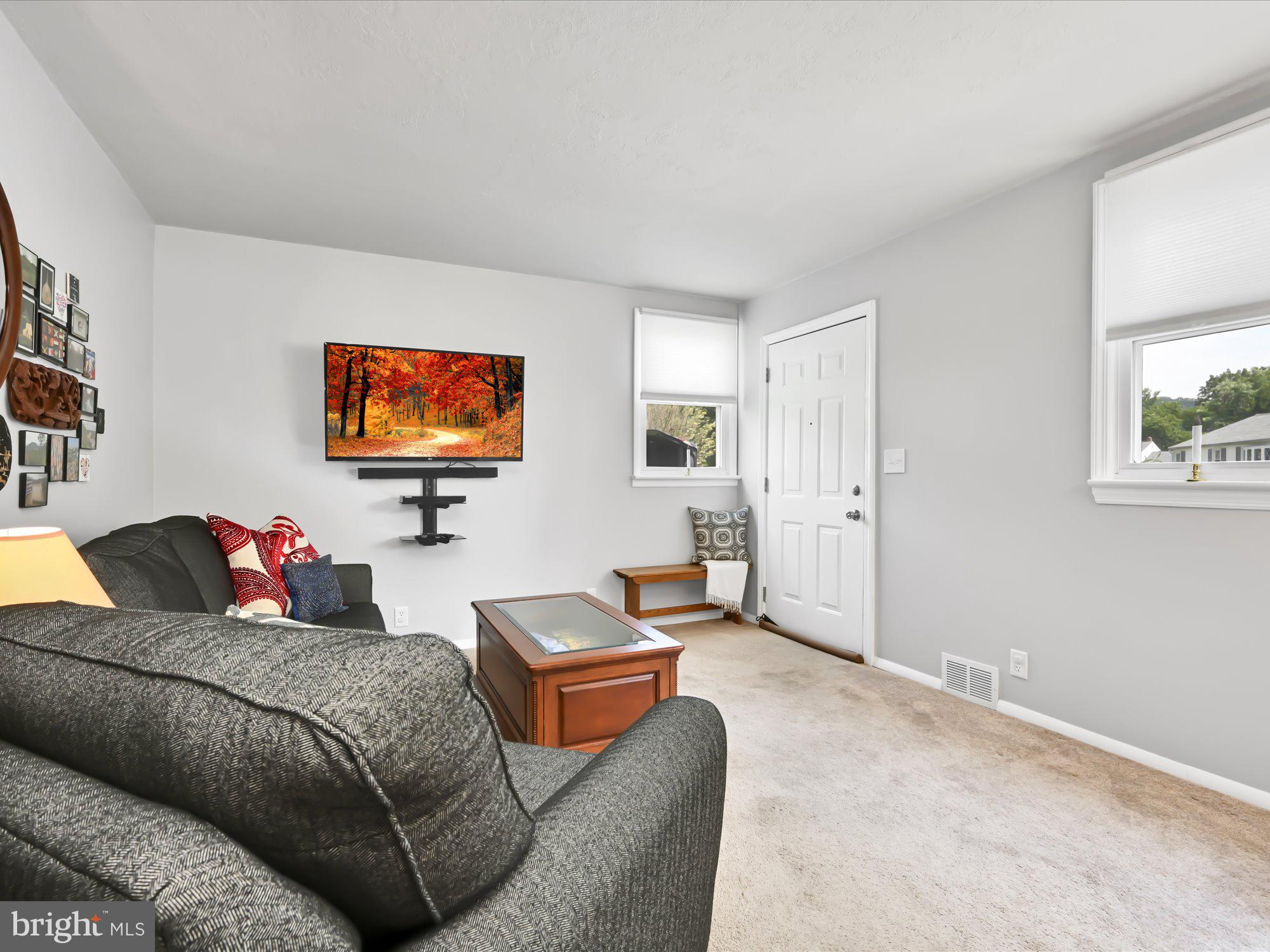 81 Arnold Road Enola, PA 17025 - Photo 5 of 25 Living Room