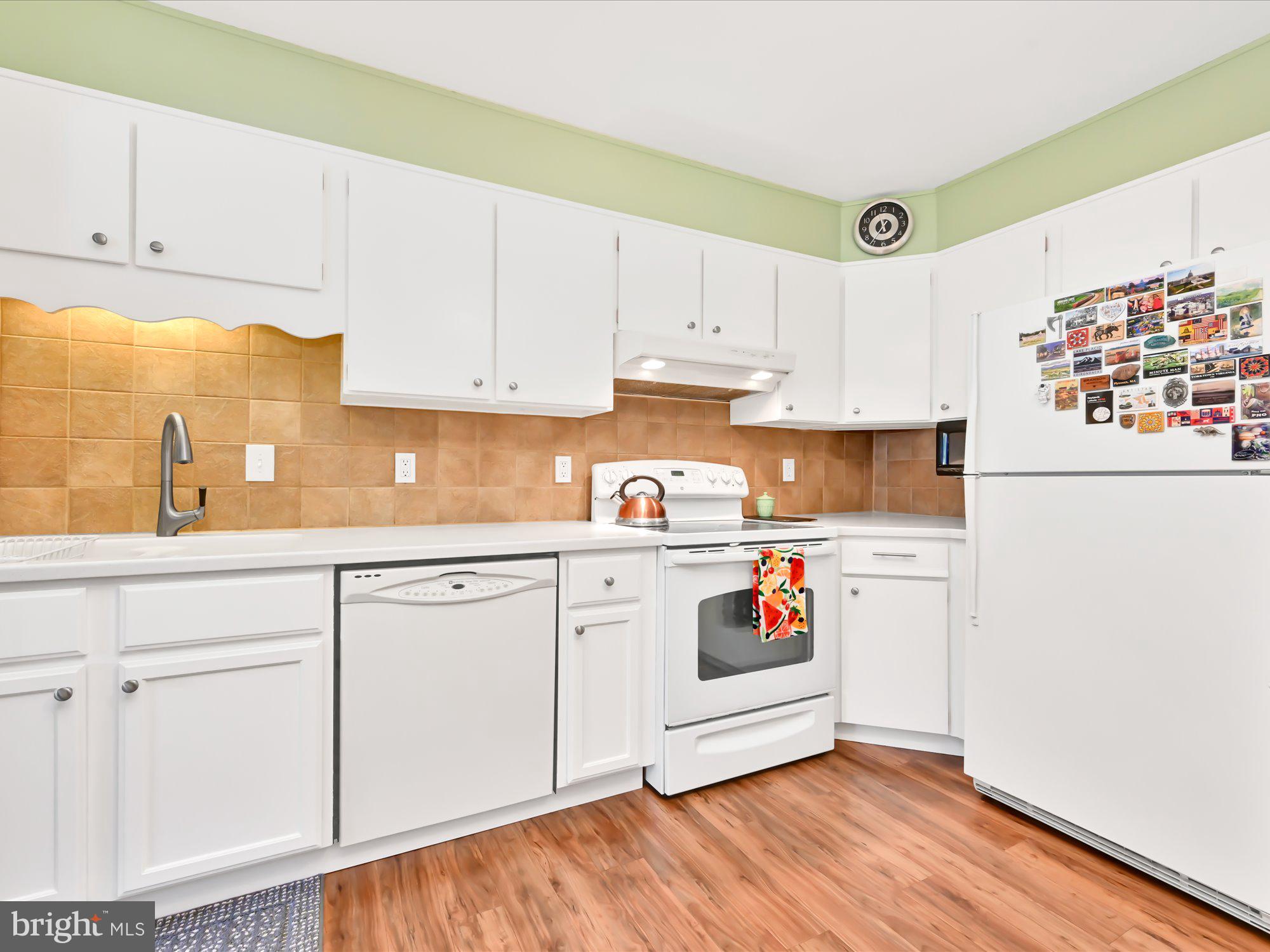 81 Arnold Road Enola, PA 17025 - Photo 8 of 25 Kitchen with tile backsplash & newer pergo floors