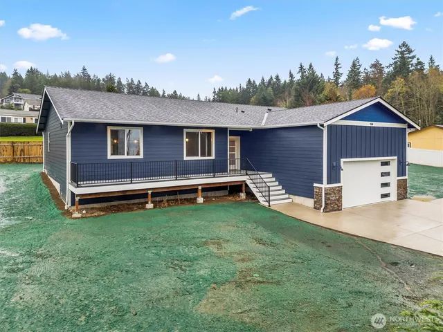 a view of a house with a yard