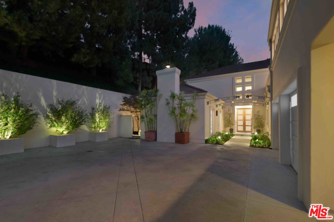 12020 Chalon Road Los Angeles, CA 90049 - Photo 50 of 54 Gallery Image 50