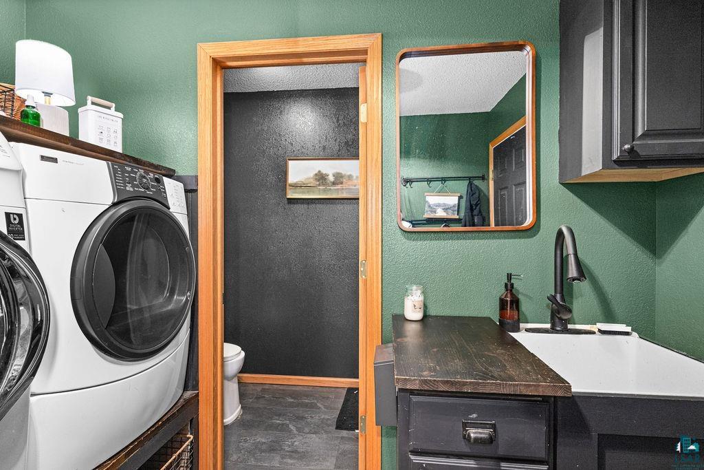 2783 Lauren Road Duluth, MN 55804 - Photo 33 of 47 Laundry area featuring washer and dryer and a textured wall