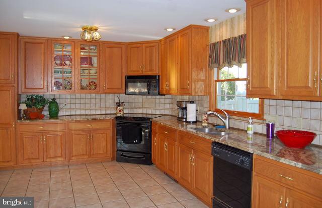 722 Loblolly Lane Reading, PA 19607 - Photo 9 of 30 Kitchen