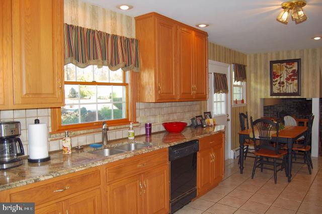 722 Loblolly Lane Reading, PA 19607 - Photo 10 of 30 Kitchen
