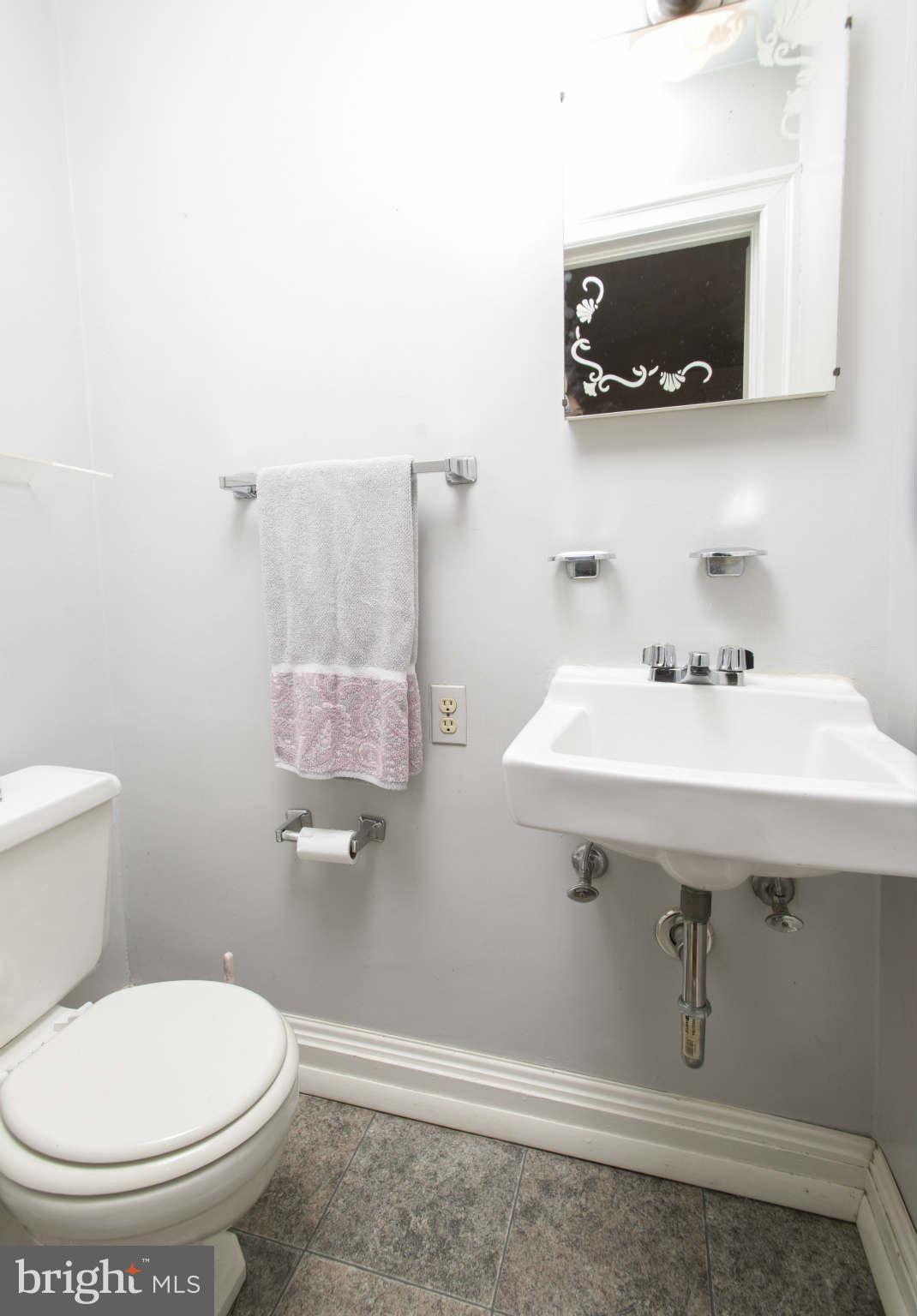 2513 Crest Road Baltimore, MD 21215 - Photo 8 of 30 Powder Room