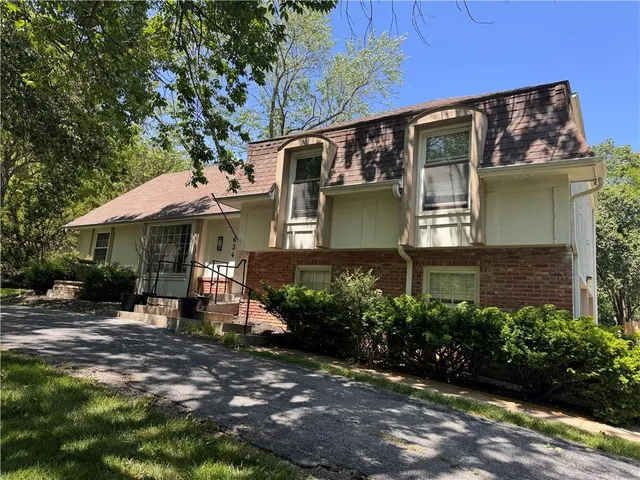 $425,000 | 634 West Santa Fe Trail, Kansas City, MO 64145