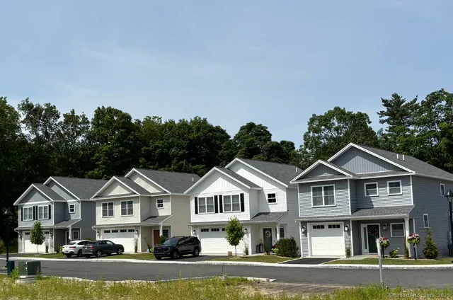 $709,000 | 10 Fieldstone Court, Unit 10, Bethel, CT 06801