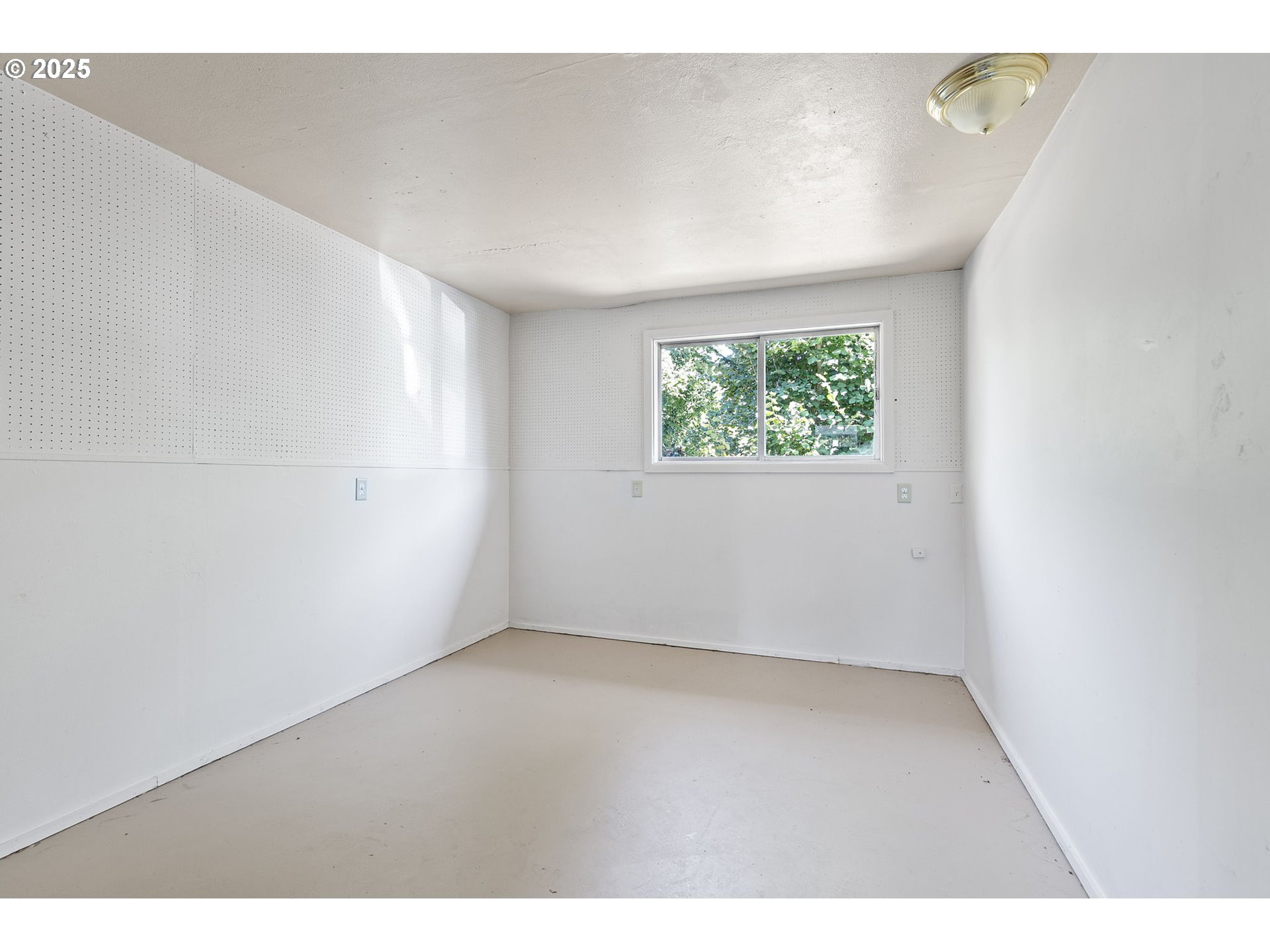 325 Water Street Springfield, OR 97477 - Photo 29 of 48 an empty room with windows