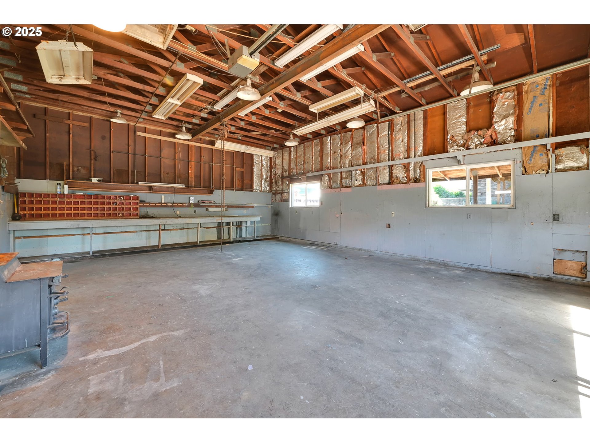 325 Water Street Springfield, OR 97477 - Photo 33 of 48 a view of a room with racks