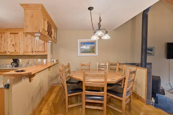 $820,000 | 2252 Meridian Boulevard, Unit 32, Mammoth Lakes, CA 93546