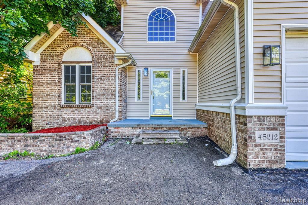 45212 Deneweth Road Macomb, MI 48042 - Photo 3 of 60