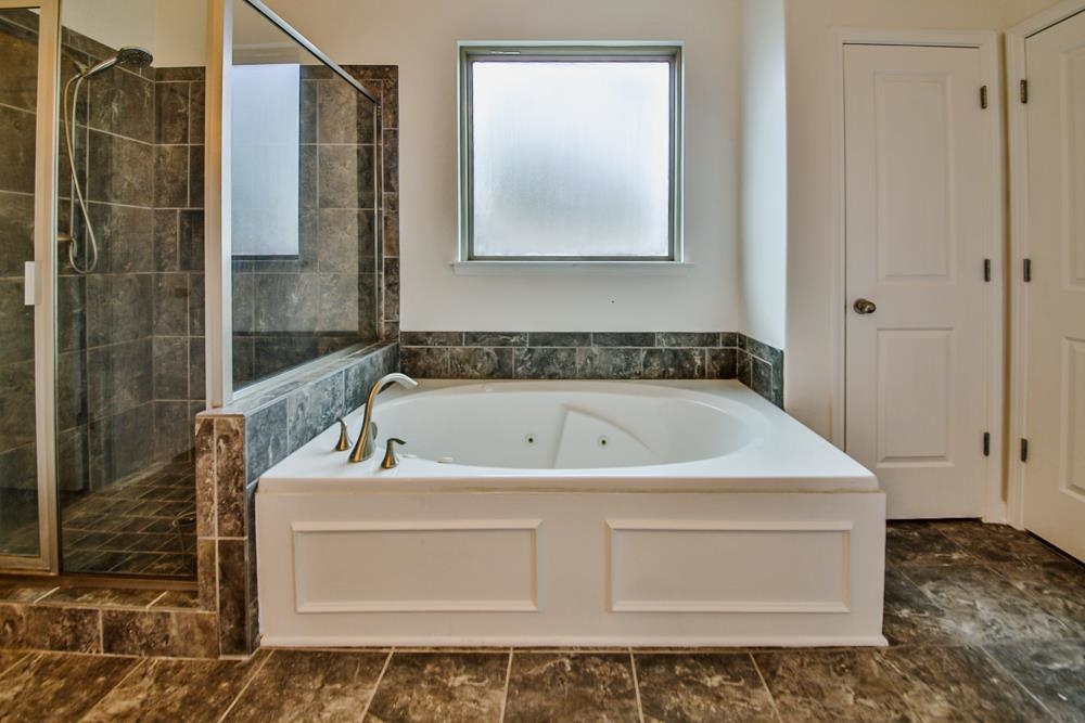 6839 Hare Pointe Bartlett, TN 38002 - Photo 17 of 35 a bathroom with a bathtub