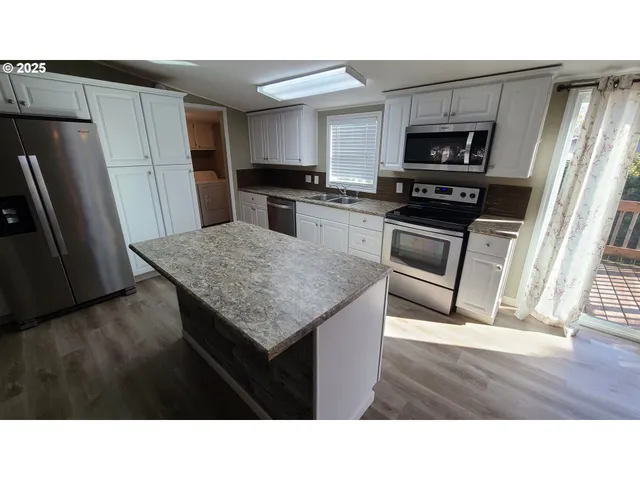 a black and white photo of a room