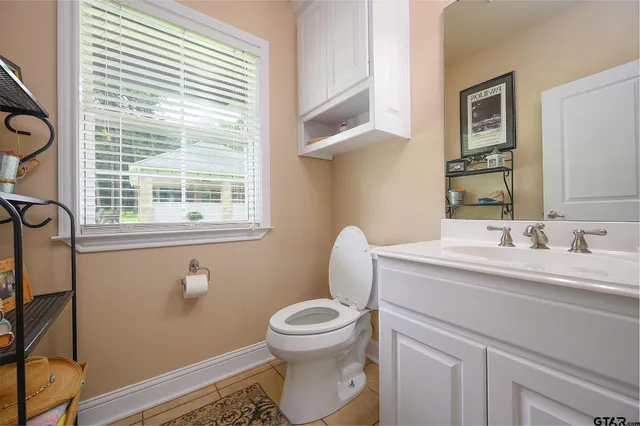 a view of a yard with a house