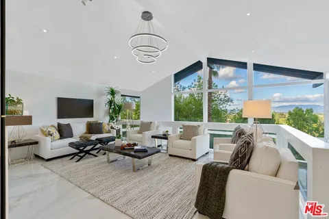 $2,400,000 | 4854 Brewster Drive, Tarzana, CA 91356