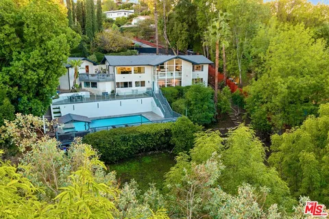 $2,400,000 | 4854 Brewster Drive, Tarzana, CA 91356