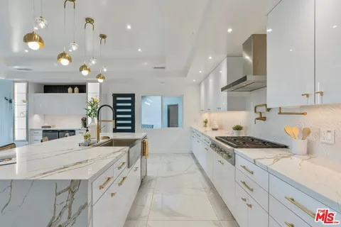 $2,400,000 | 4854 Brewster Drive, Tarzana, CA 91356