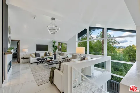 $2,400,000 | 4854 Brewster Drive, Tarzana, CA 91356