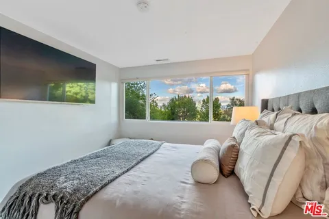 $2,400,000 | 4854 Brewster Drive, Tarzana, CA 91356