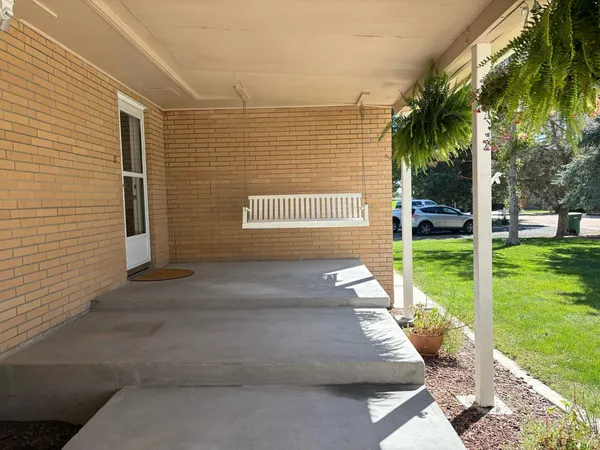 a view of backyard with garden