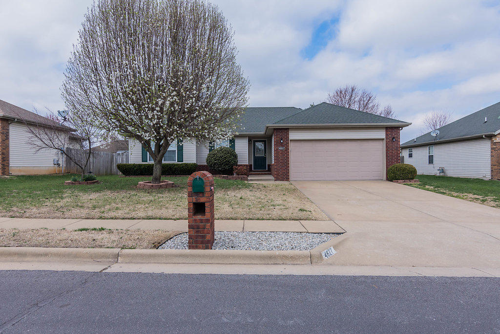 4827 West University Street Springfield, MO 65802 - Photo 1 of 1 4827WUniversitySpringfield(2)