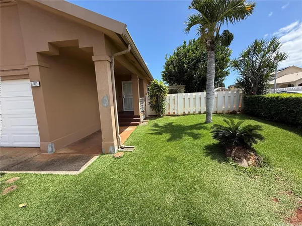 a view of backyard with garden