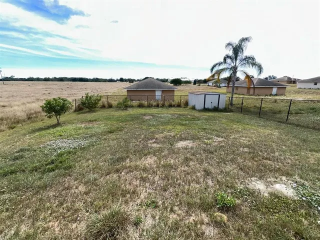 a view of a backyard