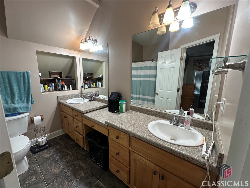 95 Tabitha Ridge Colbert, GA 30628 - Photo 11 of 43 Owner Suite Bathroomn