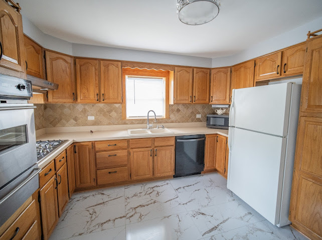 5107 South Luna Avenue Chicago, IL 60638 - Photo 4 of 15