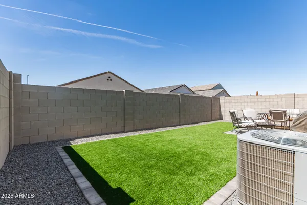 a view of a back yard