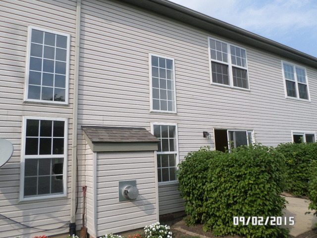 555 Willow Way Lindenhurst, IL 60046 - Photo 2 of 12 a view of front of house with large windows