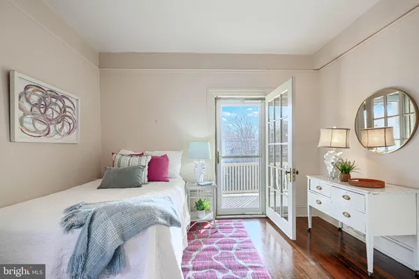 a view of a yard with a dry yard